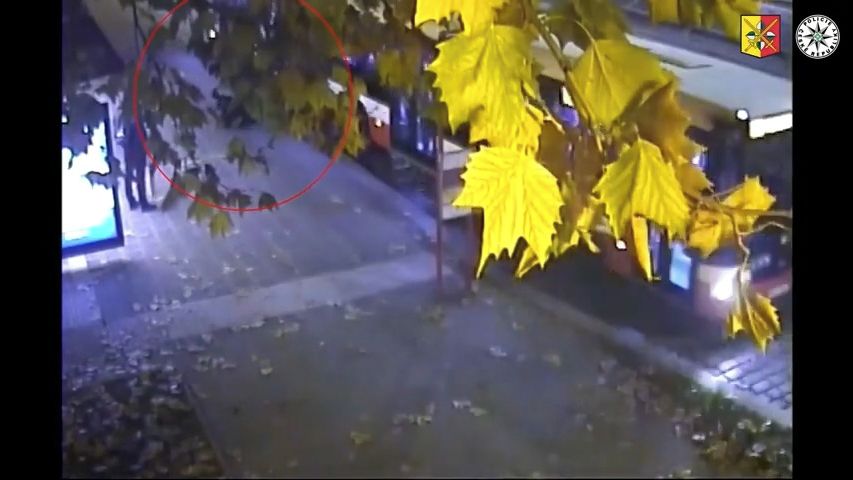 Drsný útok na zastávce MHD v Praze. Napadenému operovali zlomenou čelist, policie hledá násilníka